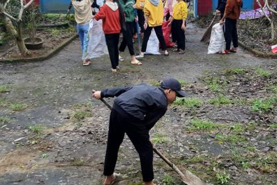 Chi đoàn Trường THCS Ba Vì tổ chức dọn dẹp và thắp hương Đài tưởng niệm liệt sĩ xã Ba Vì nhân kỷ niệm 76 năm Ngày thành lập QĐNDVN