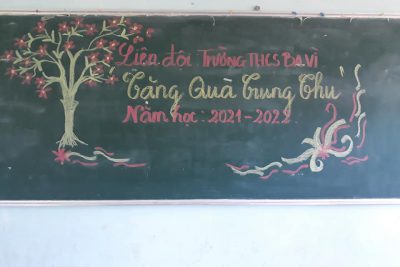 TRƯỜNG THCS BA VÌ TỔ CHỨC TRAO QUÀ TRUNG THU CHO HỌC SINH